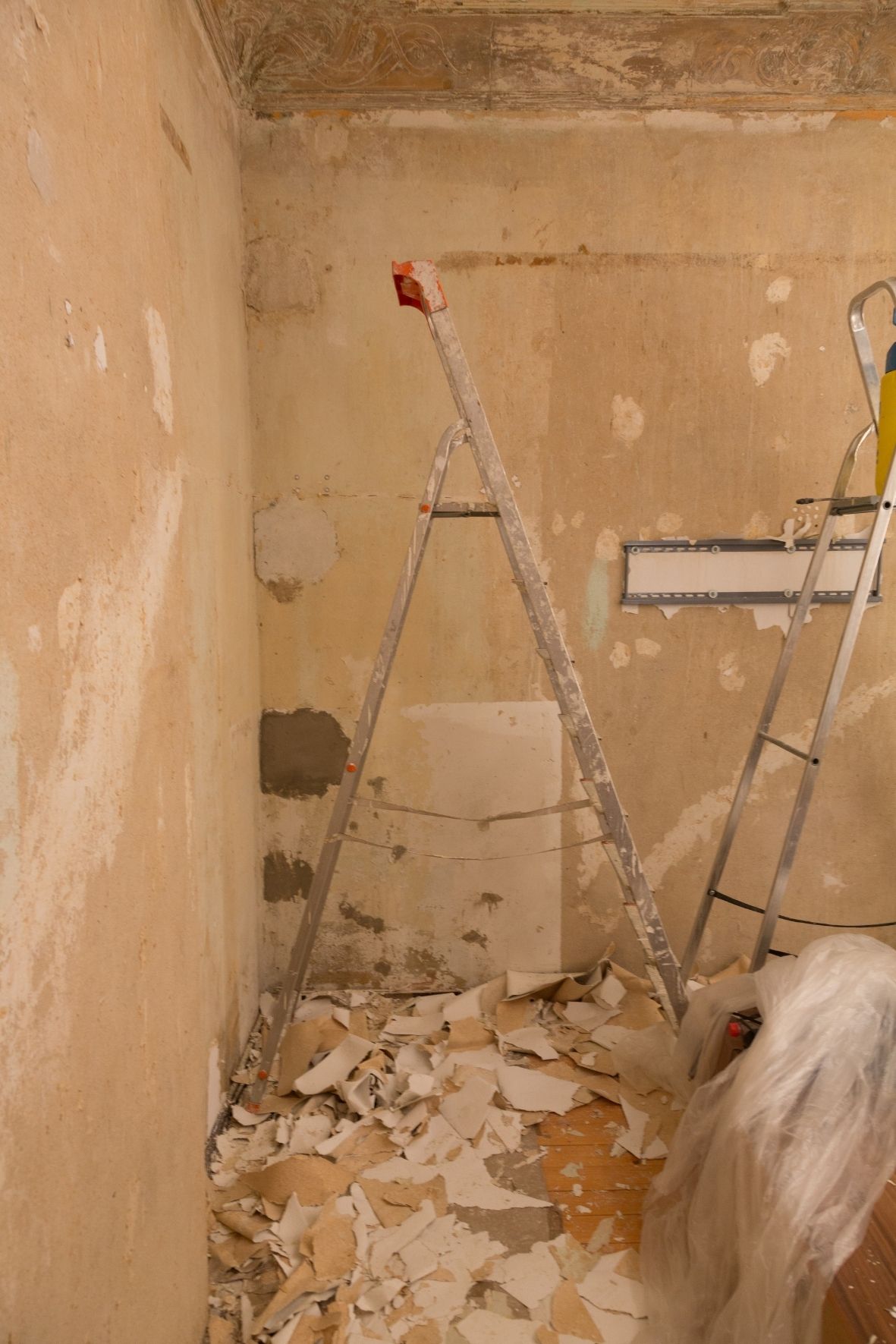 Environnement de travaux autour d’un bâtiment illustrant le contexte de structures existantes  à Saint-Amable