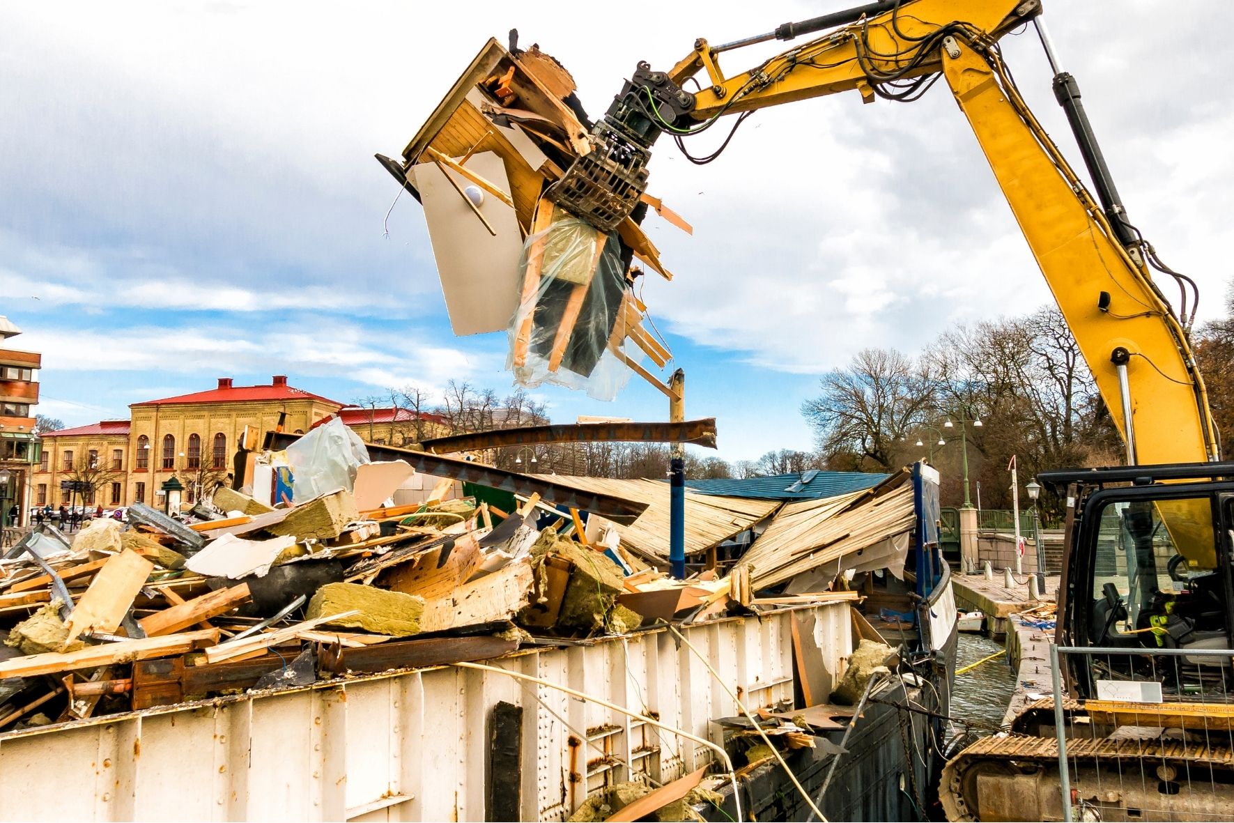Zone de chantier avec structure de bâtiment dans un contexte de démolition et travaux sur bâtiments  à Verchères